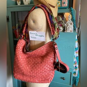 EUC Patricia Nash Coral Brenta Discovery
Crossbody bag.